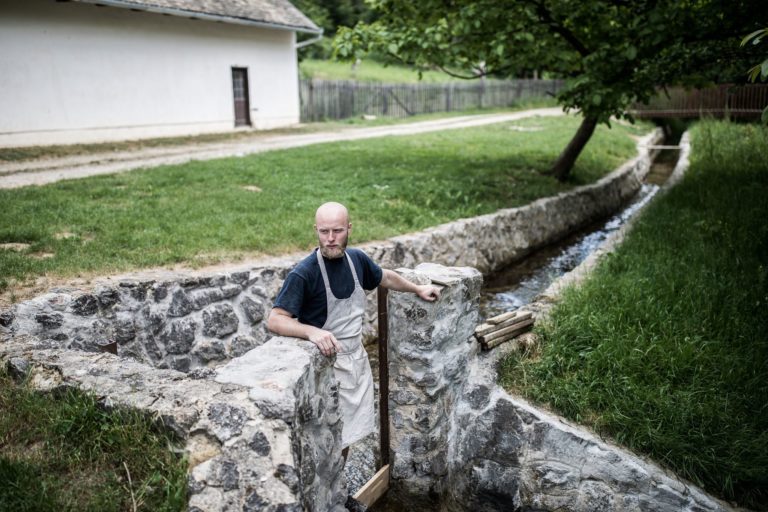 „Előfordult, hogy lisztes kézzel kellett beugrani felkonferálni a zenekart”